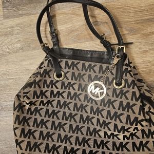 Michael Kors Logo Bucket Bag